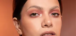 Kulit yang tampak dewy, sehat, dan bercahaya masih menjadi salah satu tampilan makeup yang paling digemari hingga saat ini. [Dok/Pexels.com/Itamar Osorio].