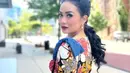 <p>Saat di Amerika Serikat, Krisdayanti tampil cantik dengan mengenakan dress batik bermotif bunga. Dress ini membuat Krisdayanti makin menawan. (Foto: Instagram.com/krisdayantilemos)</p>