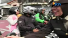 Bukan mencari korban tenggelam, namun puluhan warga ini tengah bersiap untuk menangkap bebek.