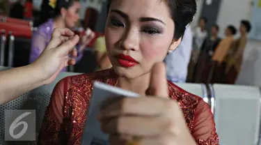 Narapidana wanita rumah tahanan klas II A Pondok Bambu mengaca sebelum mengikuti lomba kebaya fashion show di Rutan Pondok Bambu, Jakarta Timur, Kamis (21/4). Lomba diadakan dalam rangka memperingati Hari Kartini. (Liputan6.com/Immanuel Antonius)