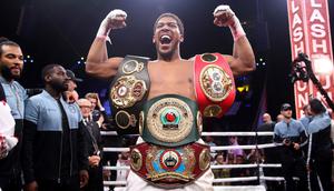 Petinju Anthony Joshua merayakan kemenangannya atas Andy Ruiz Jr dalam kejuaraan tinju kelas berat dunia di Diriyah Arena, Riyadh, Arab Saudi, Minggu (8/12/2019). Anthony Joshua menang angka mutlak atas Andy Ruiz Jr. (Nick Potts/PA via AP)