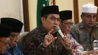 PBNU Helmy Faisal Zaini saat menggelar jumpa pers terkait pembakaran bendera HTI di Kantor PBNU, Jakarta, Rabu (24/10). PBNU menyayangkan aparat keamanan yang kecolongan dengan tidak menindak pengibaran bendara HTI. (Liputan6.com/Herman Zakharia)