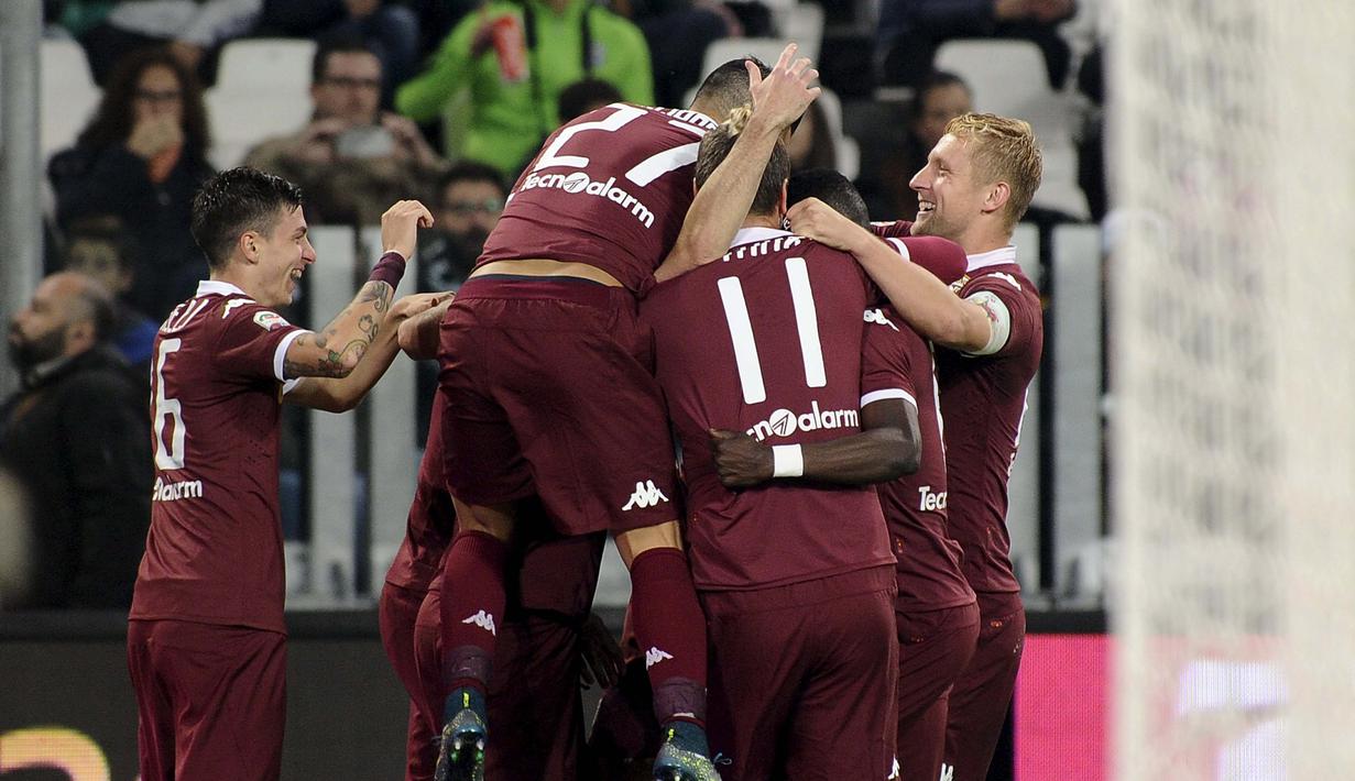 Para Pemain Torino merayakan gol yang dicetak Cesare Bovo ke gawang Juventusdalam lanjutan Liga Italy  Serie A di Stadion Juventus,Turin, Sabtu (31/10/2015). (REUTERS/Giorgio Perottino)