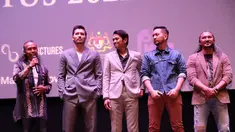 Film Malaysia berjudul Mat Kilau: Kebangkitan Pejuang karya sineas Syamsol Yusof menoreh sejarah baru setelah menggulingkan Avengers: Endgame dari puncak daftar film terlaris Negeri Jiran. Yang bikin bangga, ada Yayan Ruhian di film itu sebagai Toga. Kini, Mat Kilau tayang di Indonesia mulai 31 Agustus 2022. Yayan Ruhian pun melenggang di sesi pers screening dan karpet merah. (Foto: Atas perkenan Bahasa Hanief)