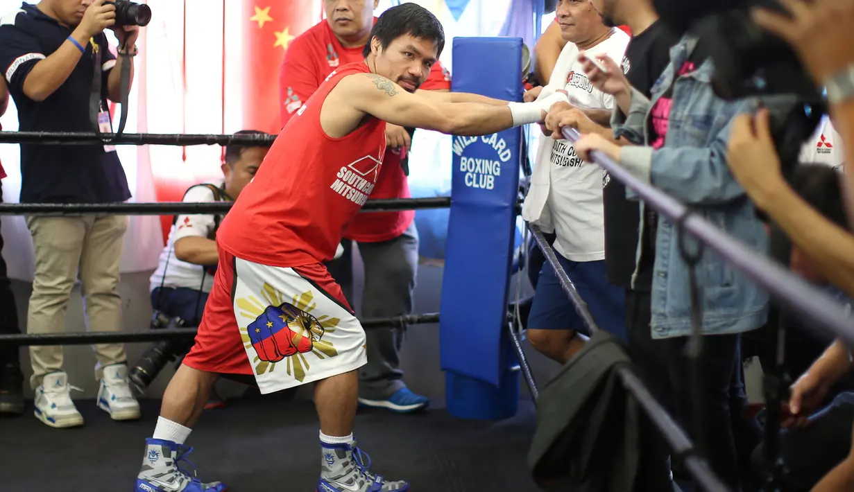 Manny Pacquiao melakukan pemanasan di atas ring pada latihan jelang pertarungannya melawan Jessie Vargas di Los Angeles, California, AS (26/10). Buat Pacquiao, ini adalah penampilan perdananya usai memutuskan pensiun. (Reuters/ Lucy Nicholson)