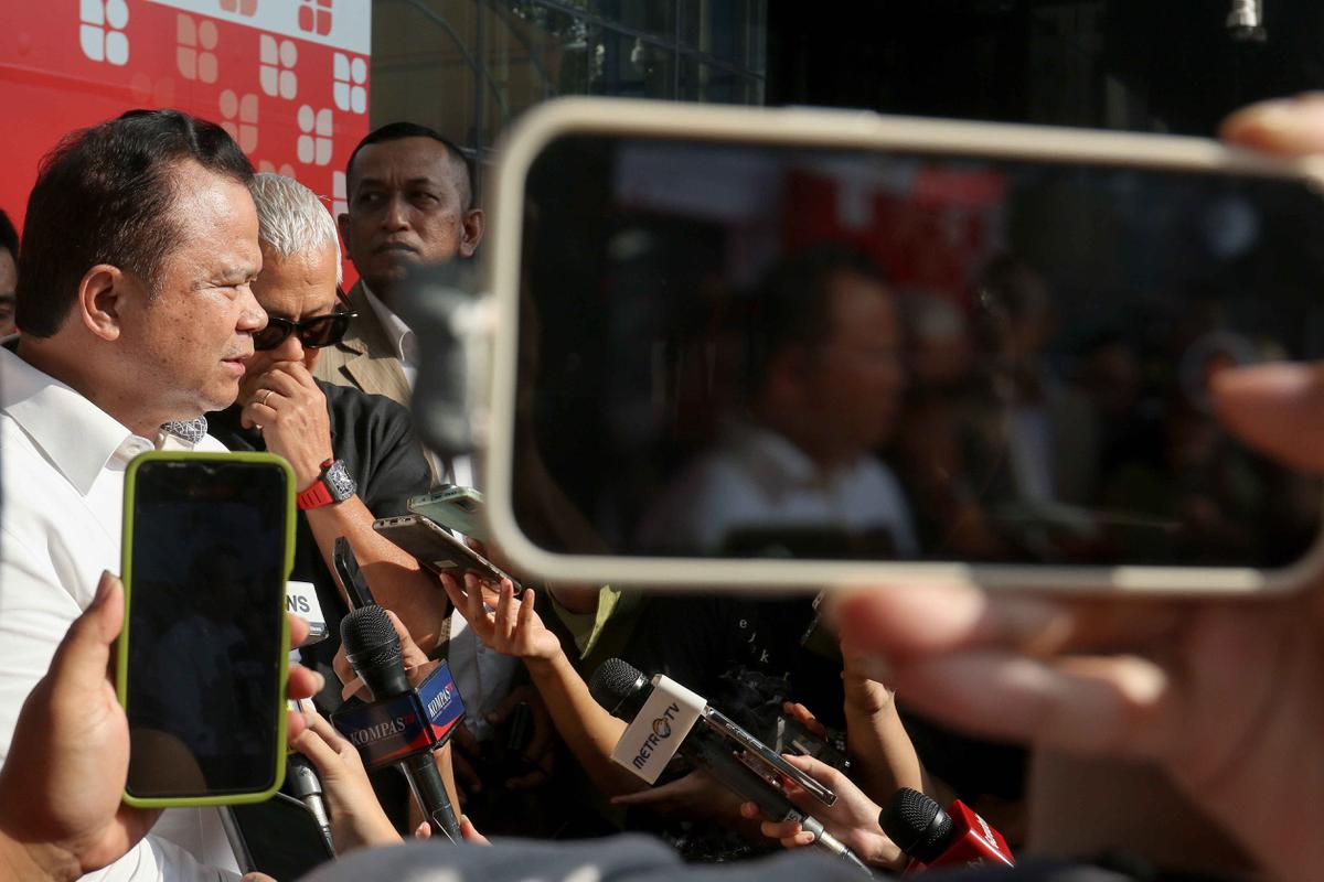 Eks Dirjen Imigrasi Ronny F Sompie usai diperiksa KPK terkait kasus Harun Masiku