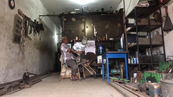 Pemilik usaha pembuatan pagar dan kanopi di Pamulang II masih berharap mendapat pelanggan di hari pertama penerapan Pembatasan Sosial Berskala Besar (PSBB), Kota Tangerang Selatan, Banten, Sabtu (18/4/2020). (Marco Tampubolon/Liputan6.com)