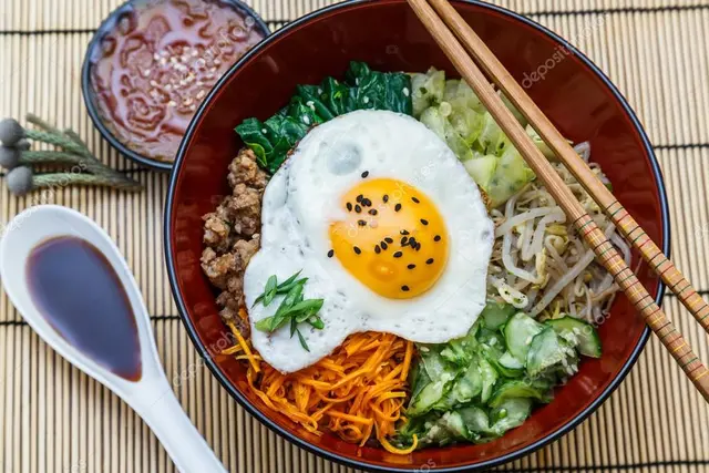 Makanan Korea halal Bibimbap.  (kopachinsky/depositphotos)