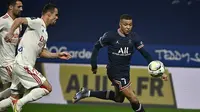 Paris Saint-Germain harus puas bermain imbang 2-2 saat bersua Olympique Lyon pada laga pekan ke-20 Ligue 1 di Groupama Stadium, Senin (10/1/2022) dini hari WIB. (AFP/Jeff Pachoud)