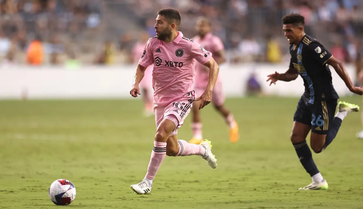 Jordi Alba membawa Inter Miami unggul 3-0 pada injury time babak pertama. Bek Spanyol ini berlari di sisi kiri lapangan, menerima umpan terobosan Robert Taylor, lalu menuntaskan peluang dengan satu tembakan terukur ke gawang Philadelphia. (Tim Nwachukwu/Getty Images/AFP)