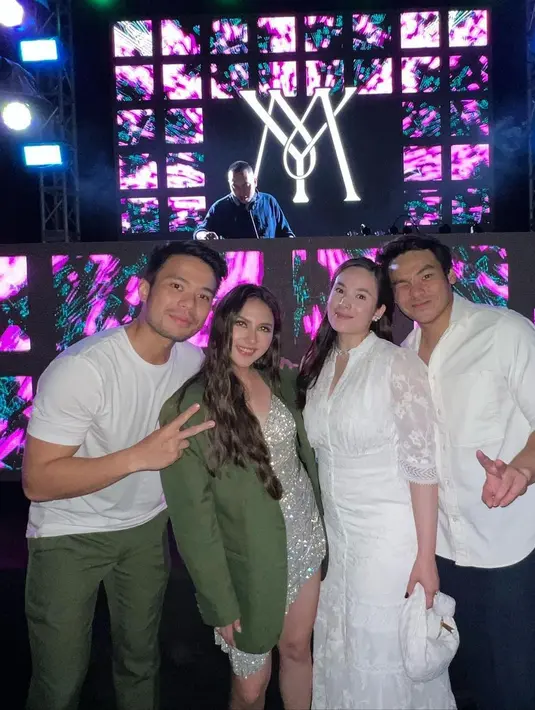 Di after party pernikahan Jessica Mila-Yakup Hasibuan, pasangan ini kompak kenakan serba putih. Chelsea Islan tampil santai dengan shirt dress dan tas Bottega Veneta sedangkan Rob Clinton padukan kemeja yang digulung dan celana panjang [@robclintonkardinal]