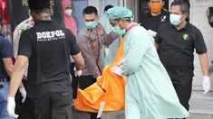 Petugas memindahkan kantong jenazah korban kebakaran Lapas Kelas I Tangerang untuk dibawa menuju RS Polri dari kamar jenazah RSUD Kabupaten Tangerang, Rabu (8/9/2021). Sebanyak 41 warga binaan tewas akibat kebakaran yang membakar Blok C 2 Lapas Dewasa Tangerang Klas 1 A (AP Photo/Dita Alangkara)