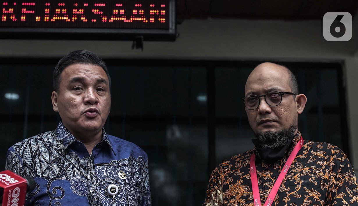 Penyidik KPK Novel Baswedan (kanan) memberikan keterangan usai memneuhi panggilan penyidik Komisi Kejaksaan di Jakarta, Kamis (2/7/2020). Novel Baswedan memberikan keterangan terkait aduan masyarakat terhadap penuntut kasus penyerangan air keras pada 2017. (Liputan6.com/Johan Tallo)