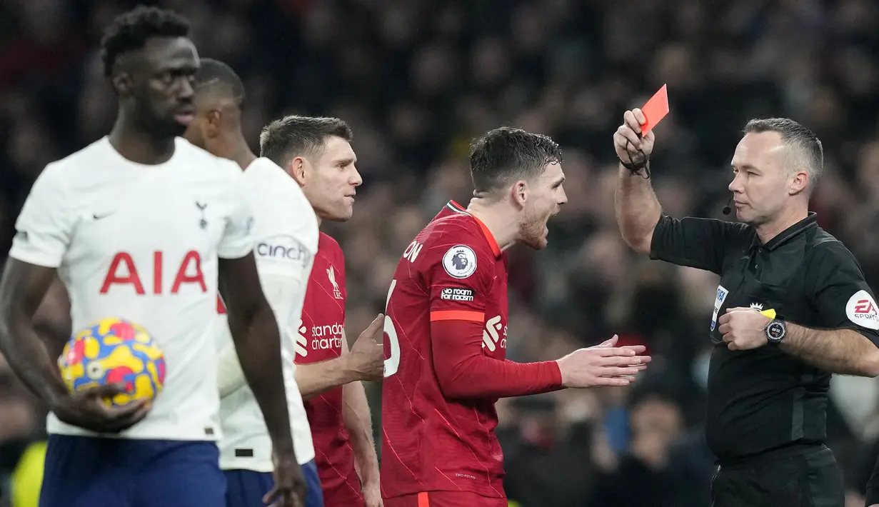 Liverpool berusaha mengambil alih keunggulan lagi di sisa waktu pertandingan. Namun, bukannya mencetak gol, The Reds malah harus bermain dengan 10 pemain usai Andrew Robertson diganjar kartu merah. Skor 2-2 pun bertahan hingga akhir laga. (AP/Frank Augstein)