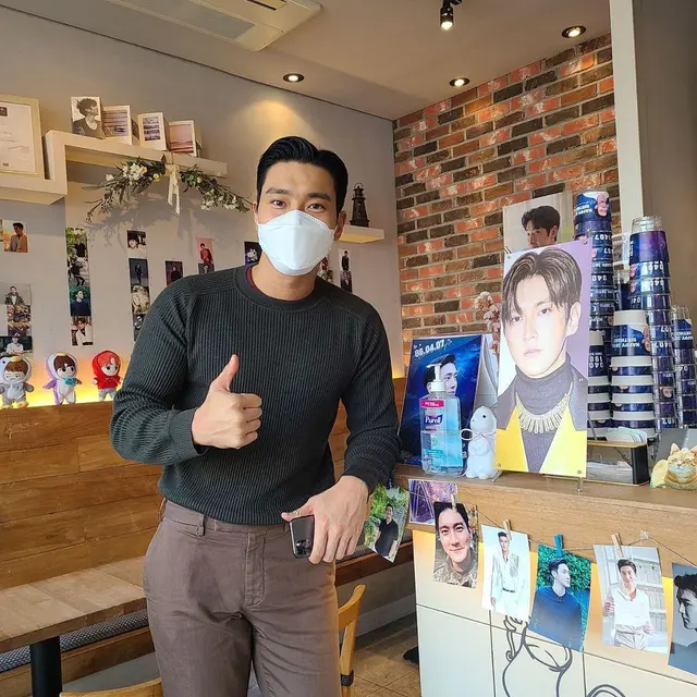 Momen Perayaan Ulang Tahun Siwon Choi yang Ke-35, Dapat Banyak Hadiah. (Sumber: Instagram/siwonchoi)