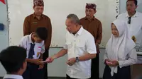 Menko Zulhas Serahkan Gaji Pokok untuk Siswa Yatim Piatu dan Tidak Mampu di Banyuwangi