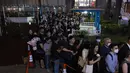 Anggota masyarakat berbaris untuk memberikan penghormatan kepada penyanyi dan penulis lagu Coco Lee di luar rumah duka di Hong Kong, Senin, 31 Juli 2023. Lee meninggal 5 Juli pada usia 48 tahun. (AP Photo/Louise Delmotte)