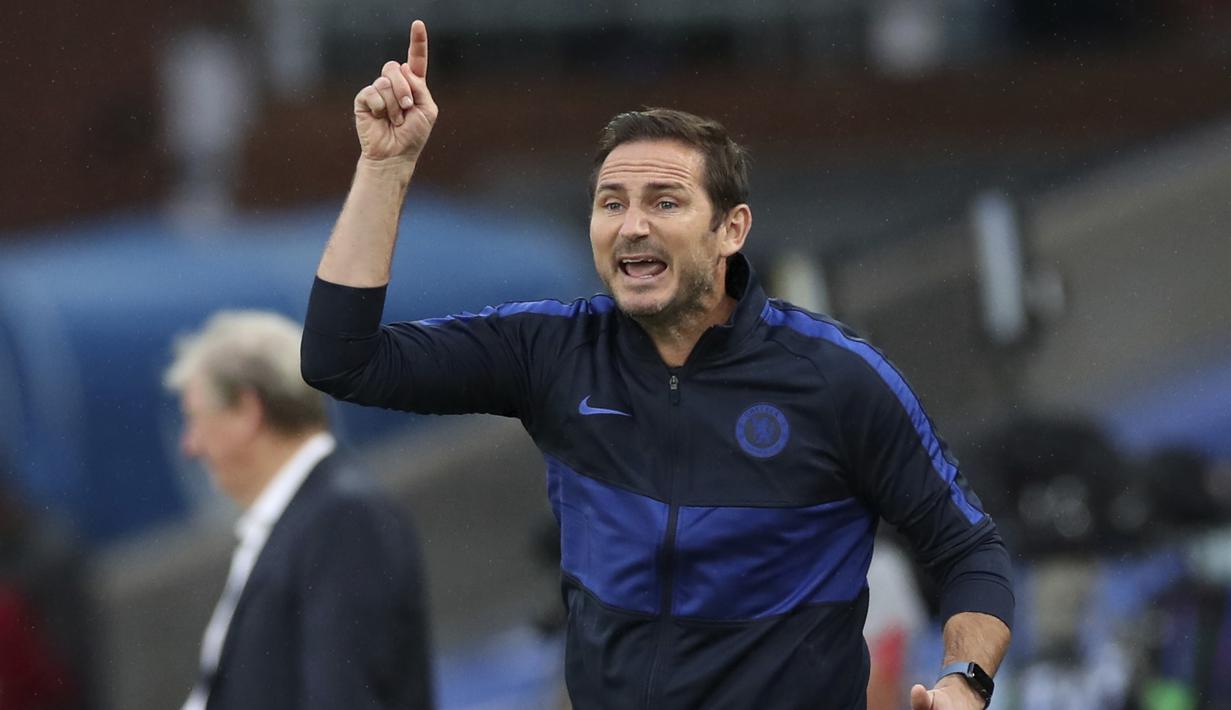 Pelatih Chelsea, Frank Lampard, memberia arahan kepada anak asuhnya saat melawan Crystal Palace pada laga Premier League di Stadion Selhurst Park, London, Selasa (7/7/2020). Chelsea menang dengan skor 3-2.  (Peter Cziborra/Pool via AP)