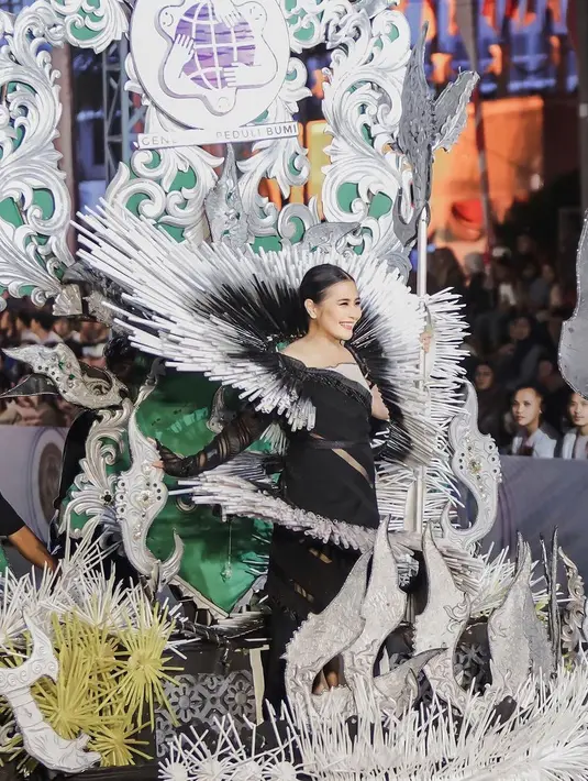 <p>Sedotan bekas disulap menjadi kostum cantik di kenakan pemeran Ratna dalam film Gita Cinta dari SMA ini. "Salah satunya yang aku pakai ini, sedotan bekas yang disulap menjadi kostum yang cantik. Acara ini juga mewadahi kreativitas anak muda yang sangat luar biasa!," lanjut Prilly. [Instagram/prillylatuconsina96]</p>