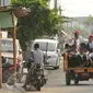 Aktivitas sejumlah anak yang tinggal di Kampung Dadap, Tangerang, Rabu (18/5). Dahulu, kawasan itu merupakan perkampungan nelayan karena letaknya yang dekat dengan pantai utara Jawa dan ramainya pendatang. (Liputan6.com/Gempur M Surya)