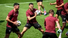 Gelandang Swiss #10 Granit Xhaka (tengah) dan rekan satu timnya bermain sepak bola tangan selama sesi latihan MD-1 menjelang babak 16 besar Euro 2024 di Stadion auf der Waldau di Stuttgart, Jumat (28/6/2024). (Fabrice COFFRINI / AFP)