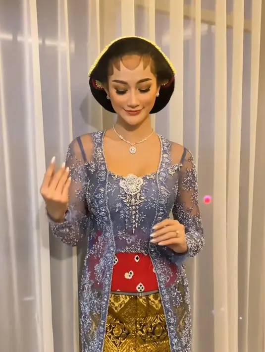 Kembali pakai rancangan @anarav.label, Ayu Maulida tampak begitu anggun berkebaya kutubaru. @anarav.label].