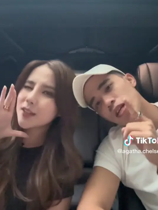 Selain Alvin Jonathan, Agatha Chelsea juga unggah momen kebersamaan bareng Alvin di TikTo. Dua penyanyi yang terpaut usia 4 tahun ini kompak saat bikin video TikTok bareng. Belasan tahun berlalu sejak pertama kali ikut Idola Cilik, tak sedikit warganet yang pangling melihat keduanya. Awali karier dengan ikut ajang Icil, Chelsea dan Alvin merupakan dua jebolan Icil yang masih bersinar. (Liputan6.com/TikTok/@agatha.chelsea)