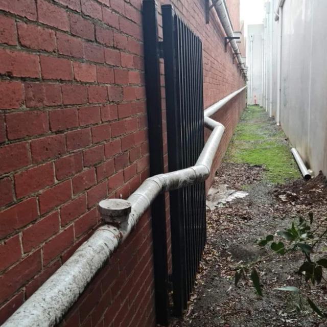 6 Potret Salah Pasang di Tempat Umum Ini Bikin Geleng Kepala