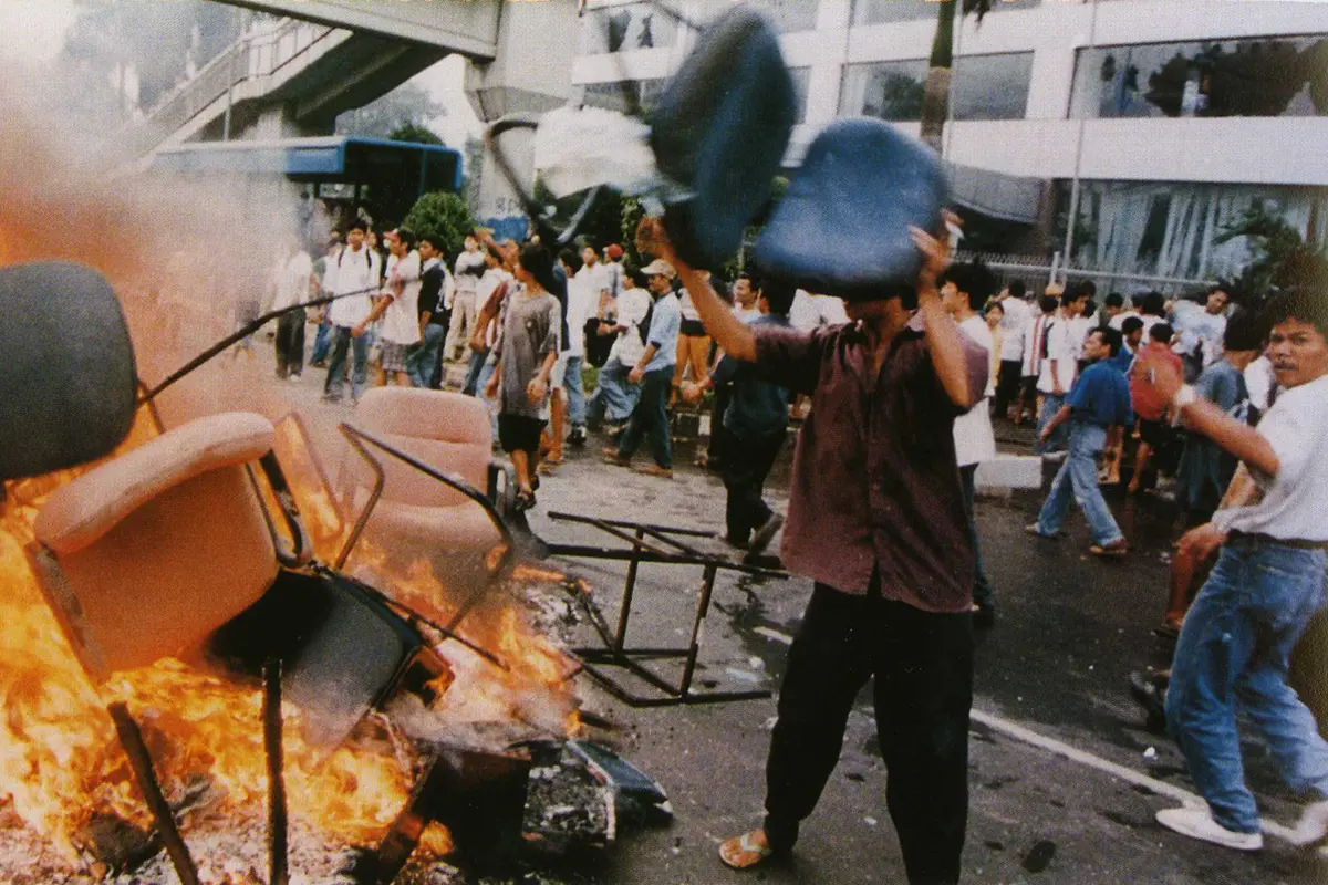 Menengok Kembali Huru-hara Mei 1998 dalam 'Balutan' 7 Novel