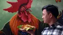 Seorang koki membawa hidangan kaki ayam Dong Tao yang telah disiapkan di sebuah restoran di Hanoi, Vietnam, 15 Januari 2023. Karena menjadi salah satu spesies ayam langka, sepasang ayam Dong Tau bisa dibanderol mencapai 2.500 dolar atau setara dengan lebih dari Rp 300 juta. (Nhac NGUYEN/AFP)