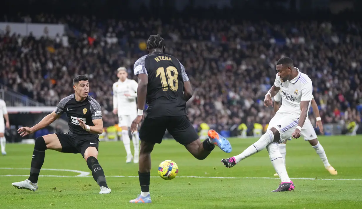 Bek Real Madrid, David Alaba melakukan tembakan ke gawang Elche selama pertandingan lanjutan La Liga Spanyol di stadion Santiago Bernabeu di Madrid, Spanyol, Kamis (16/2/2023). Kemenangan Real Madrid atas tim juru kunci klasemen Liga Spanyol menambah raihan mereka menjadi 48 poin dari 21 laga. (AP Photo/Manu Fernandez)