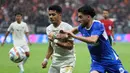 <p>Pemain Persija Jakarta, Aji Kusuma (kiri) berebut bola dengan pemain PSIS Semarang, Reza Heidari pada laga turnamen mini RCTI Premium Sports di Jakarta International Stadium (JIS), Jakarta, Kamis (30/5/2024). (Bola.com/Abdul Aziz)</p>