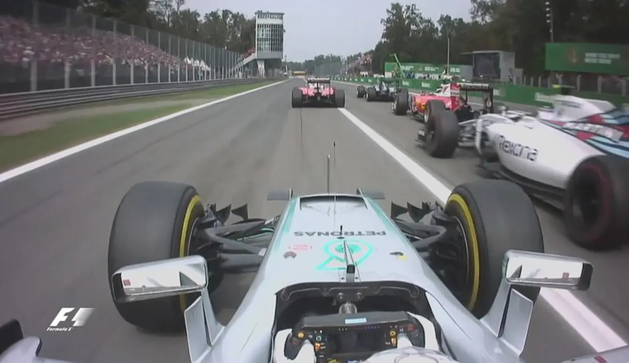 Pebalap Mercedes, Lewis Hamilton, melakukan start yang kurang baik dan disusul pebalap lain walau start dari posisi pole dalam balapan F1 GP Italia di Sirkuit Monza, Italia, Minggu (4/9/2016). (Bola.com/Twitter/F1)