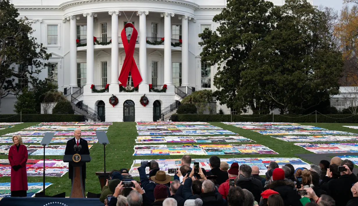 Pada Minggu 1 Desember 2024 waktu setempat, Presiden AS Joe Biden dan ibu negara Jill Biden menjamu para penyintas HIV/AIDS, advokat, dan keluarga yang kehilangan orang yang dicintai karena penyakit ini. (Annabelle Gordon/Getty Images North America/Getty Images via AFP)