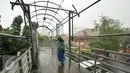 Seorang siswa melintasi jembatan penyeberangan orang (JPO) di Mampang, Jakarta, Selasa (17/1). JPO samping Kantor Pos Jalan Kapten Tendean, Mampang Prapatan kondisinya memprihatinkan dan butuh perbaikan. (Liputan6.com/Yoppy Renato)