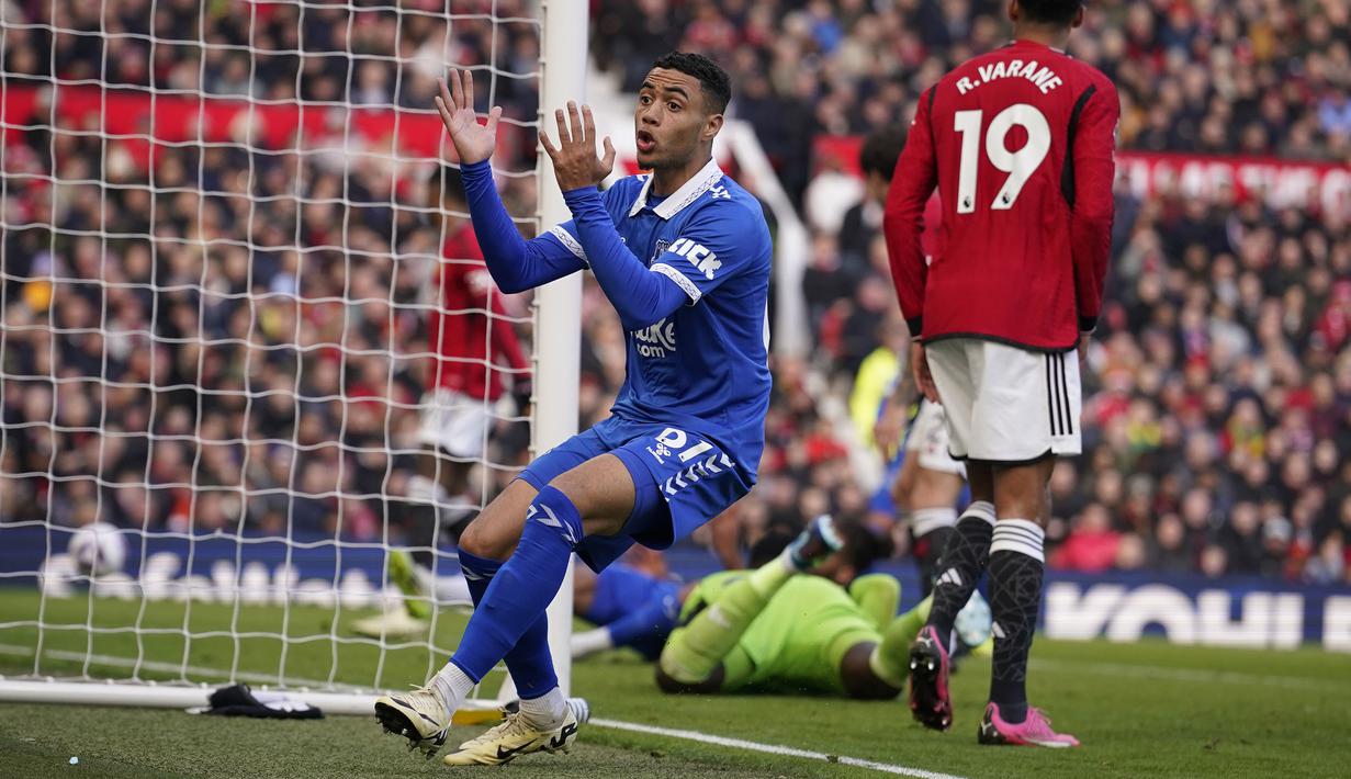 Reaksi kecewa striker Everton, Lewis Dobbin setelah gagal memaksimalkan peluang di depan gawang Manchester United pada laga pekan ke-28 Premier League 2023/2024 di Old Trafford Stadium, Manchester, Sabtu (9/3/2024). (AP Photo/Dave Thompson)