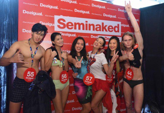 MTV Asia VJ Hanli Hoefer berpose dengan para peserta Desigual Seminaked Party di Singapura | foto: copyright asiaone.com