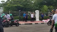 Presiden Jokowi dengan ditemani oleh Menteri BUMN Erick Thohir yang dikawal oleh sejumlah Paspampres, pada Kamis (13/4/2023). Keduanya membagikan sembako kepada warga. (Foto: Istimewa).