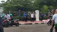 Presiden Jokowi dan Erick Thohir Kompak, Bagikan Sembako ke Warga di Depan Istana Kepresidenan