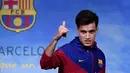 Gelandang Brasil, Philippe Coutinho Correia menyapa awak media saat perkenalan dirinya menjadi pemain Barcelona di Camp Nou, Barcelona, (7/1). (AFP Photo/Josep Lago)