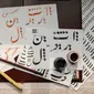 Ilustrasi kosakata Arab. (Foto oleh Mona Termos: https://www.pexels.com/id-id/foto/makalah-putih-di-atas-meja-dengan-seni-kaligrafi-tertulis-3139298/)