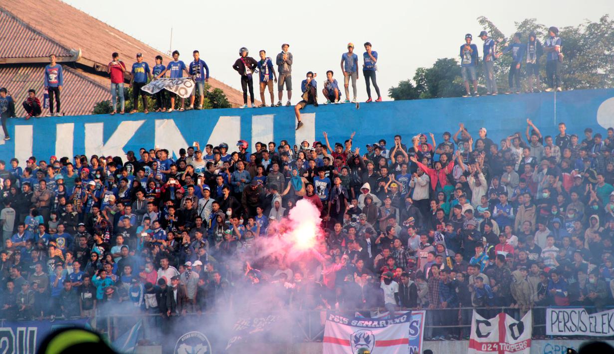 Aksi suporter PSIS dalam final lanjutan Piala Polda Jateng di Stadion Jatidiri, Semarang, Minggu (2/8/2015). (Bola.com/Vincensius Sawarno)