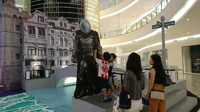 Main-Main dengan Spiderman dan Mysterio di Mal Senayan City
