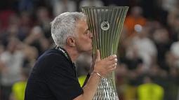 Pelatih AS Roma Jose Mourinho mencium trofi pada akhir babak final Liga Konferensi Eropa UECL musim 2021-222 melawan Feyenoord di Arena Kombetare, Tirana, Albania, Kamis (26/5/2022) dini hari WIB. AS Roma menjuarai UEFA Europa Conference League usai mengalahkan Feyenoord 1-0 lewat gol Nicolo Zaniolo. (AP Photo/Thanassis Stavrakis)