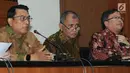 Kepala Staf Kepresidenan Moeldoko (kiri) memberikan keterangan saat jumpa pers di Jakarta, Rabu (15/8). Tim nasional pencegahan Korupsi menggelar rapat dengan tema 'Kolaborasi Cegah Korupsi' terhadap para pejabat pemerintah. (Merdeka.com/Dwi Narwoko)