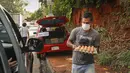 Gelandang divisi promosi Club Sportivo Ameliano, Sergio Rojas (28) menjual telur di bagian belakang mobilnya di Paraguay, 29 Januari 2021. Veteran liga 10 tahun tersebut menjual telur dan mencuci mobil untuk bertahan hidup selama pandemi setelah setahun gajinya tidak dibayar. (AP Photo/Jorge Saenz)
