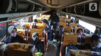 Calon penumpang berada di dalam bus di Terminal Jatijajar, Depok, Jawa Barat, Senin (6/7/2020). Terminal tipe A tersebut kembali mengoperasikan layanan bus Antar Kota Antar Provinsi (AKAP) dengan menerapkan protokol kesehatan. (Liputan6.com/Herman Zakharia)