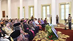 Presiden Jokowi memberi sambutan saat silaturahmi dengan para peserta Musyawarah Besar Pemuka Agama untuk Kerukunan Bangsa di Istana Kepresidenan Bogor, Jawa Barat, Sabtu (10/2). Jokowi menyampaikan apresiasinya. (Liputan6.com/Pool/Biro Setpres)