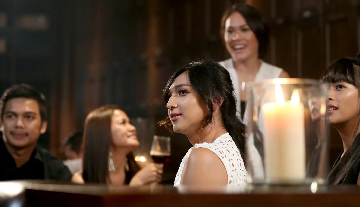 Lantaran mengajak sahabat-sahabatnya di proses pembuatan video klip terbaru, suasana syuting pun berubah menjadi ajang reuni bagi mereka. Klip ini berkonsep tentang suasana keakraban di sebuah kafe dengan suguhan live musik. (Andy Masela/Bintang.com)