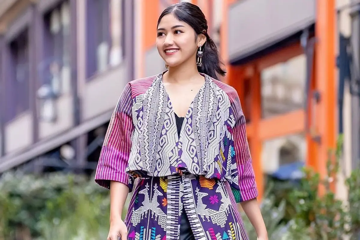 Foto Cantiknya Erina Gudono Pakai Tenun Lombok saat Hadiri Fashion Show di Paris
